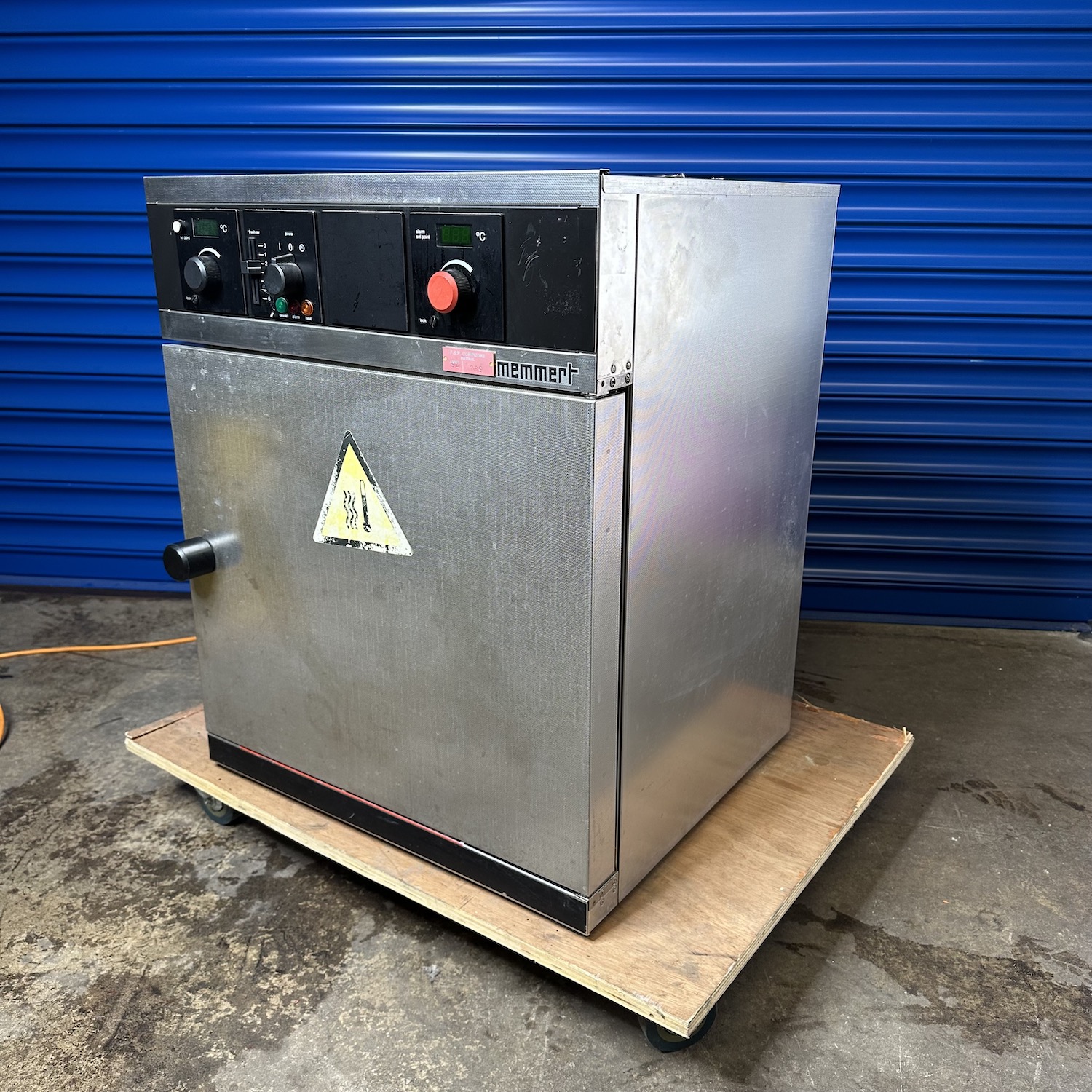 Memmert ULE 400 Laboratory Oven 220˚C 53 Litre Capacity